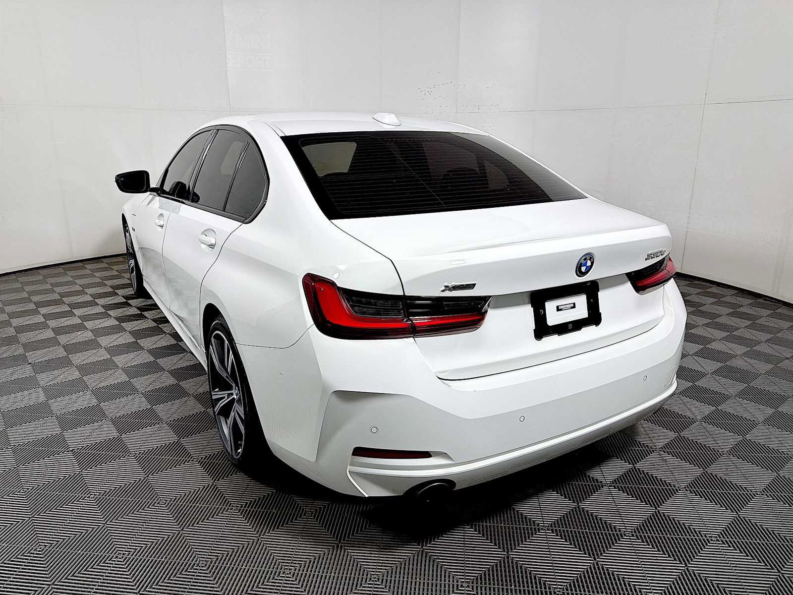 Certified 2023 BMW 330e xDrive w/ Premium Package AWD/4WD image 5