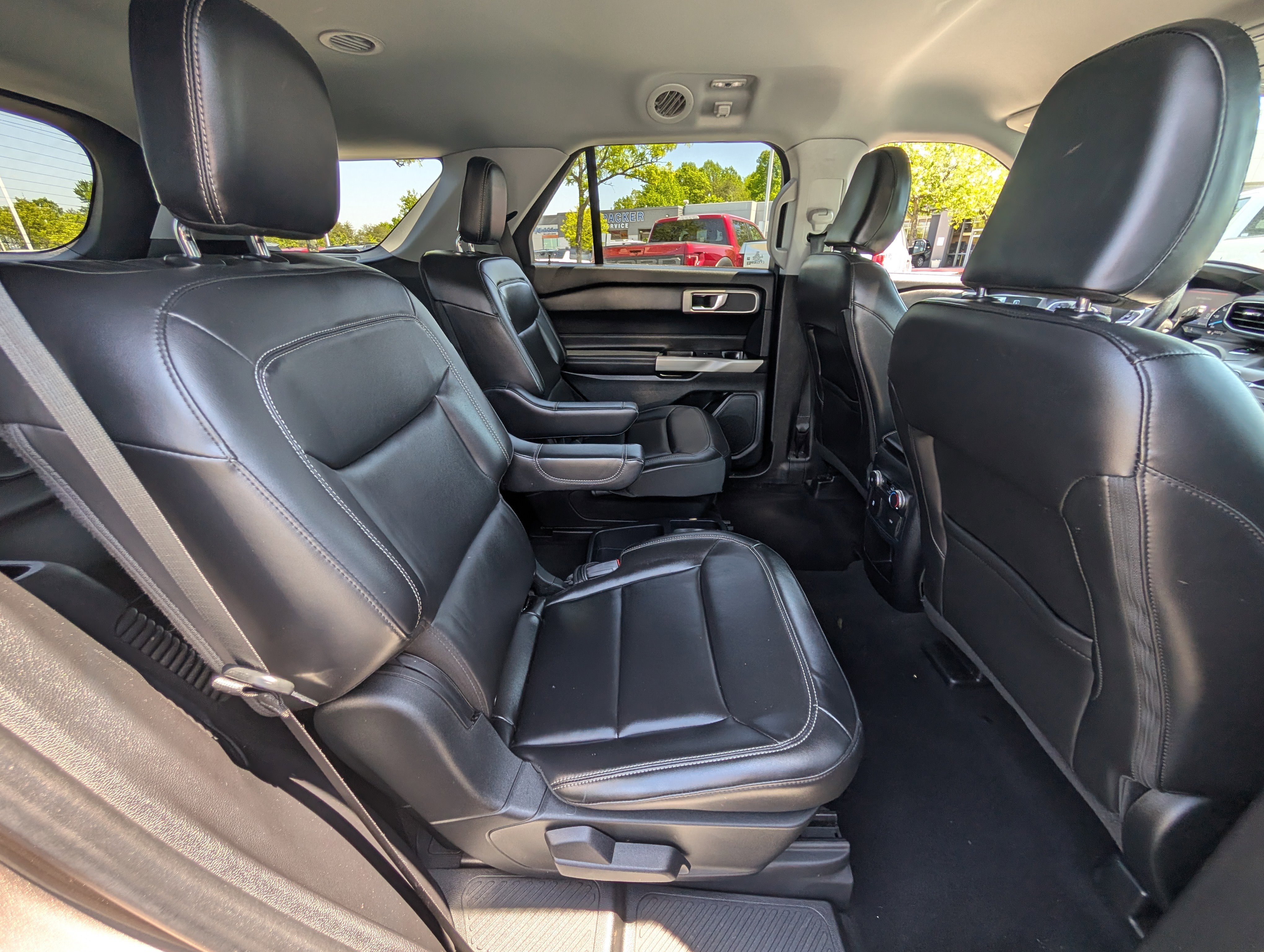 Used 2021 Ford Explorer XLT w/ Equipment Group 202A AWD/4WD image 11