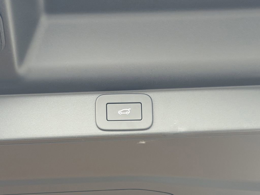 New 2026 Land Rover Range Rover Long Wheelbase SE image 13