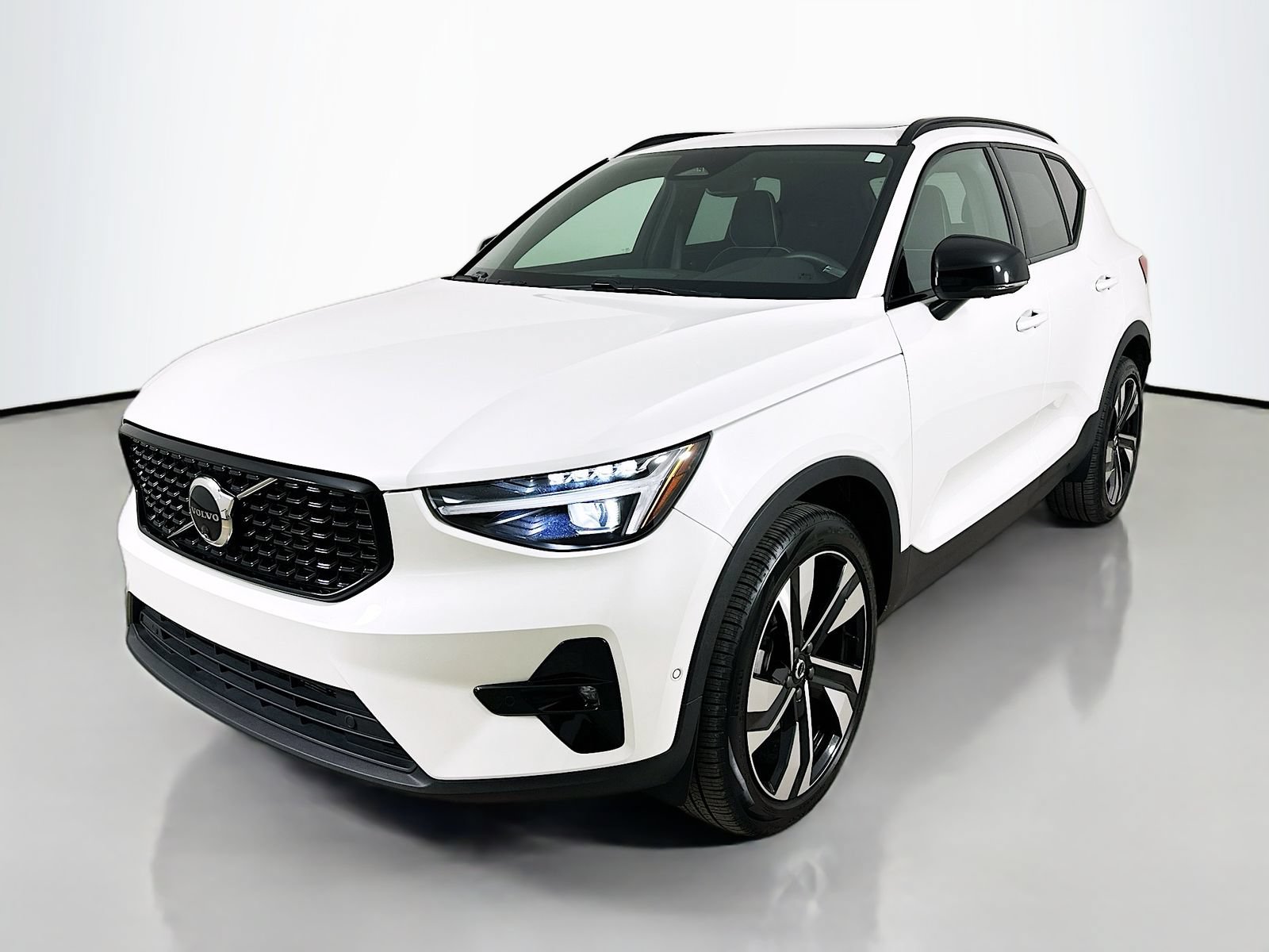 Used 2024 Volvo XC40 B5 Ultimate w/ Climate Package