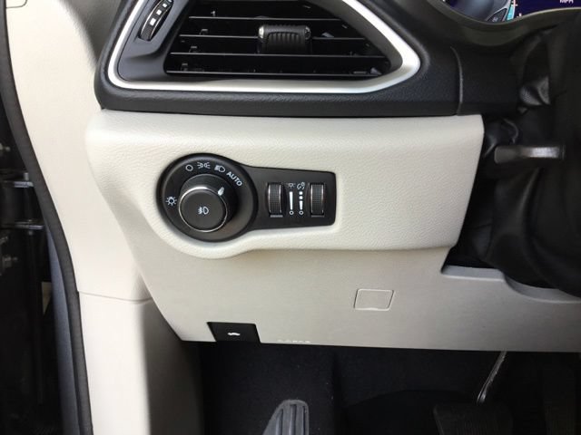 Used 2021 Chrysler Pacifica Touring-L FWD image 33