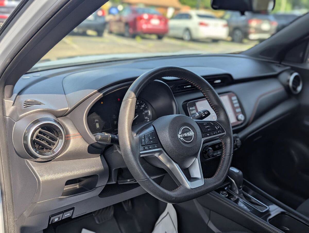 Used 2023 Nissan Kicks SR w/ Exterior Package FWD image 17
