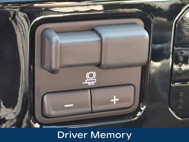 Used 2025 Chevrolet Silverado 1500 High Country w/ Technology Package AWD/4WD image 17