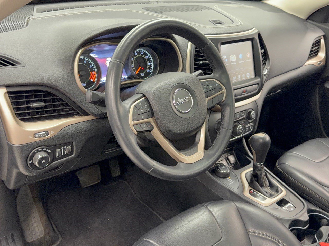 Used 2015 Jeep Cherokee Limited w/ Trailer Tow Group AWD/4WD image 4