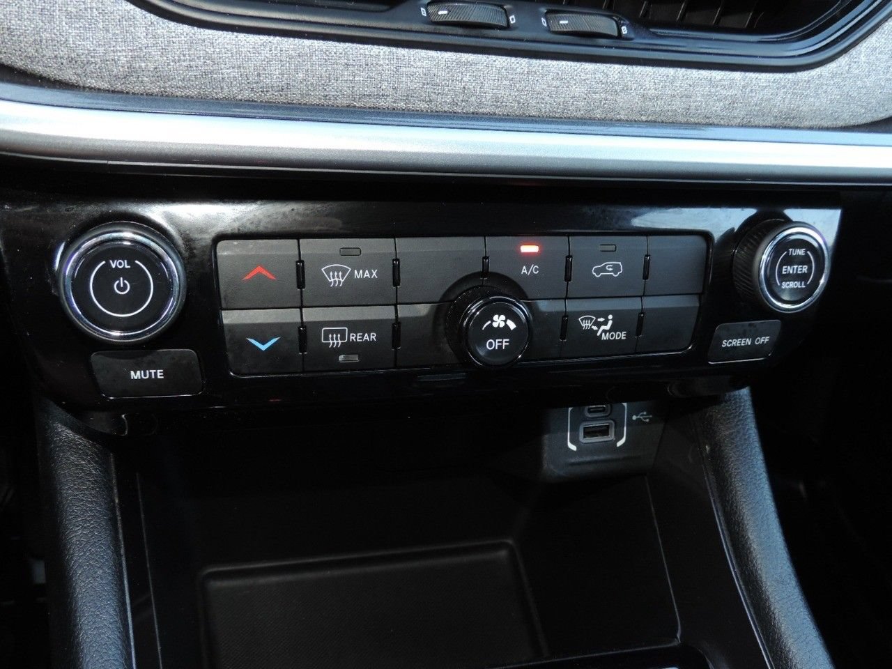 Used 2024 Jeep Compass Latitude AWD/4WD image 24