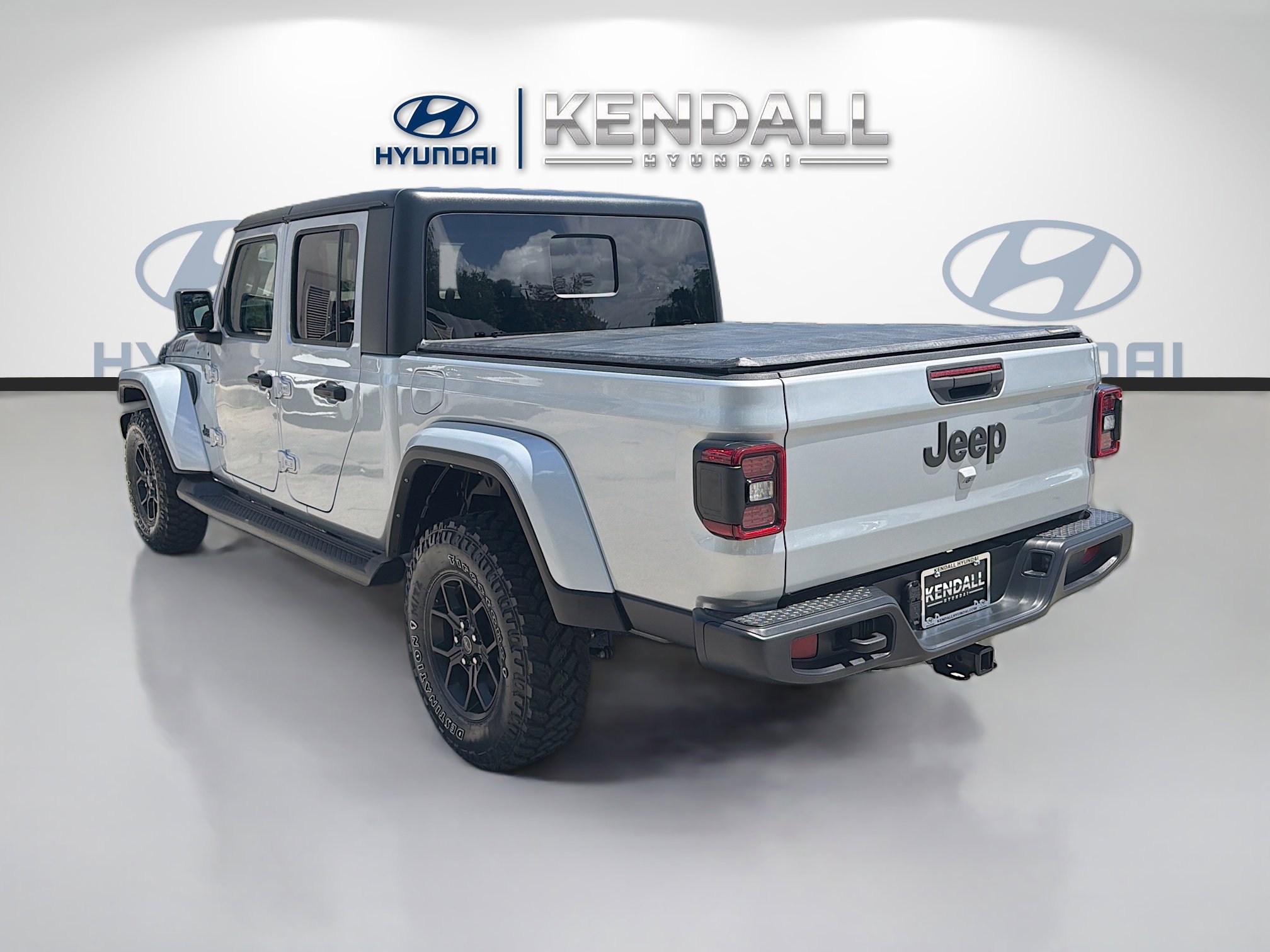 Used 2024 Jeep Gladiator Sport image 4