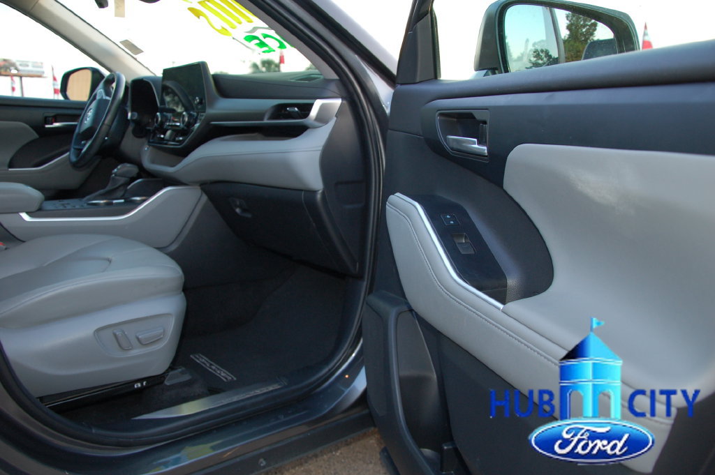 Used 2023 Toyota Highlander XLE FWD image 17