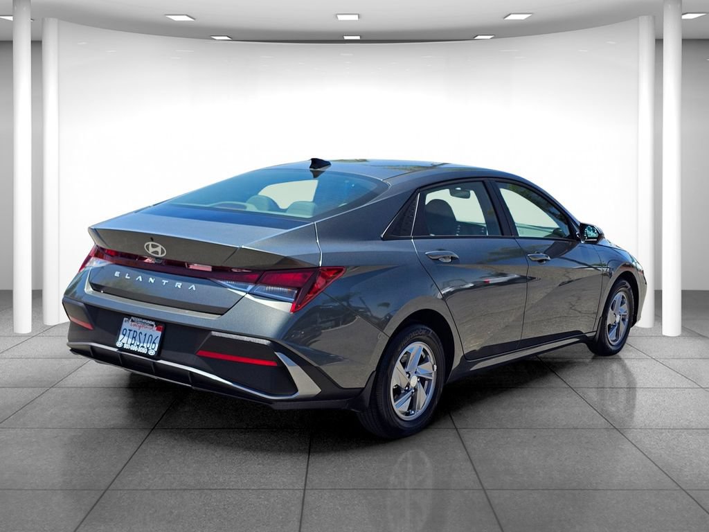 Certified 2025 Hyundai Elantra SE FWD image 6