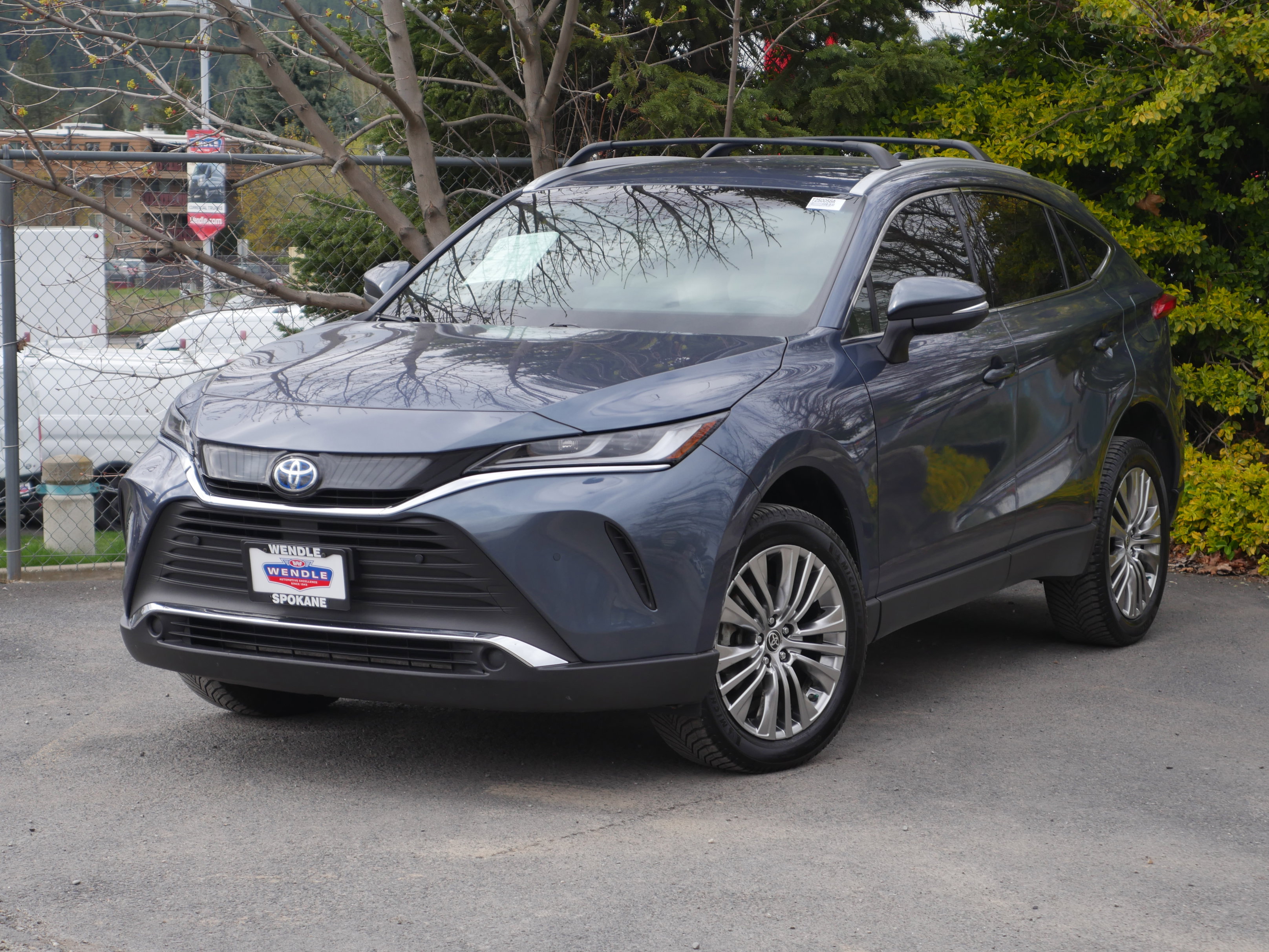 Used 2022 Toyota Venza XLE AWD/4WD image 2
