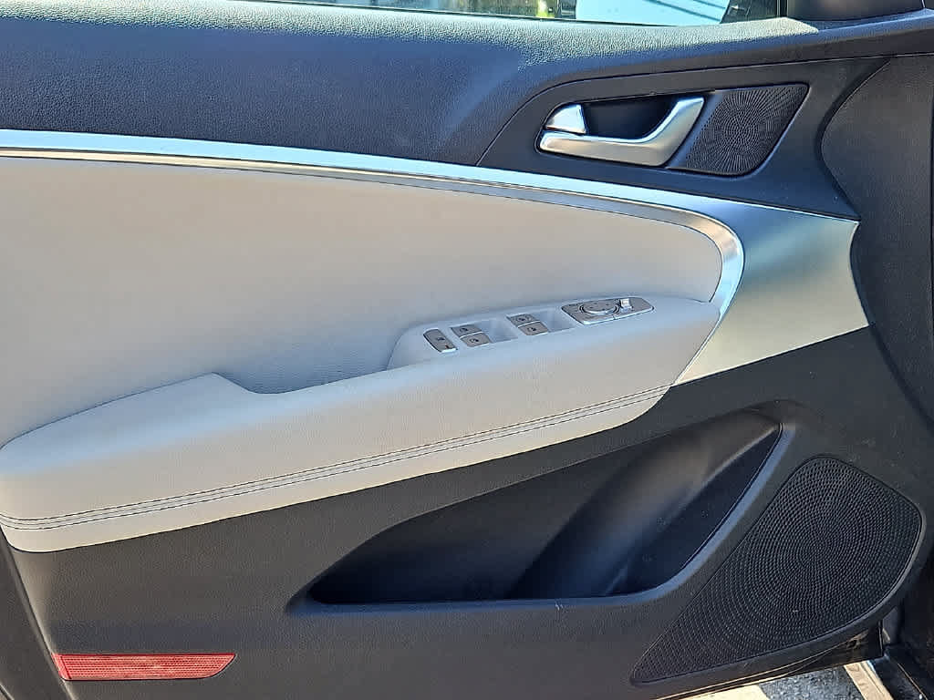 Used 2025 Genesis G70 2.5T AWD/4WD image 11