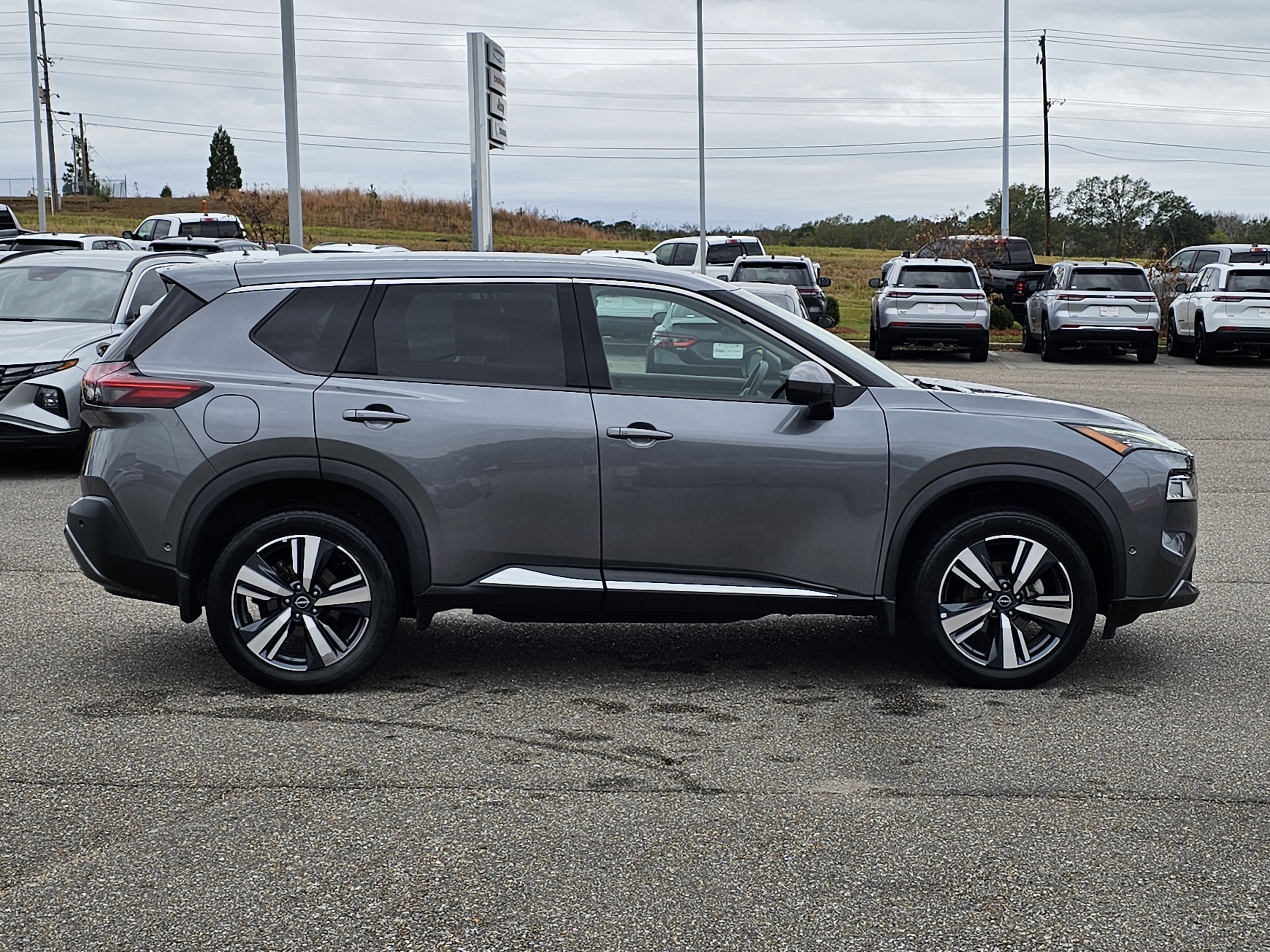 Used 2023 Nissan Rogue SL w/ SL Premium Package image 6