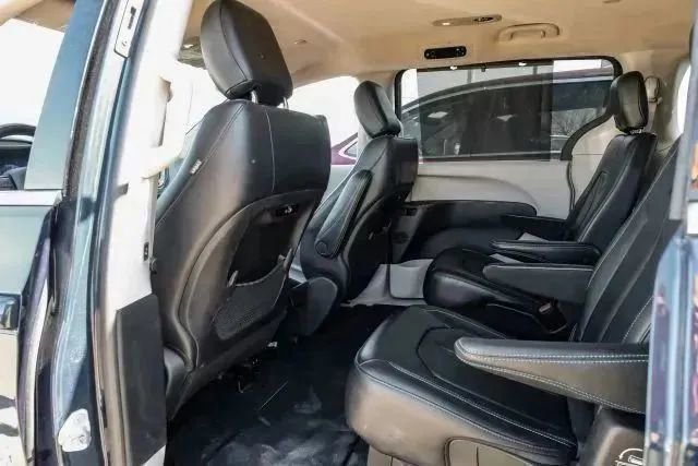 Used 2021 Chrysler Pacifica Touring-L image 46