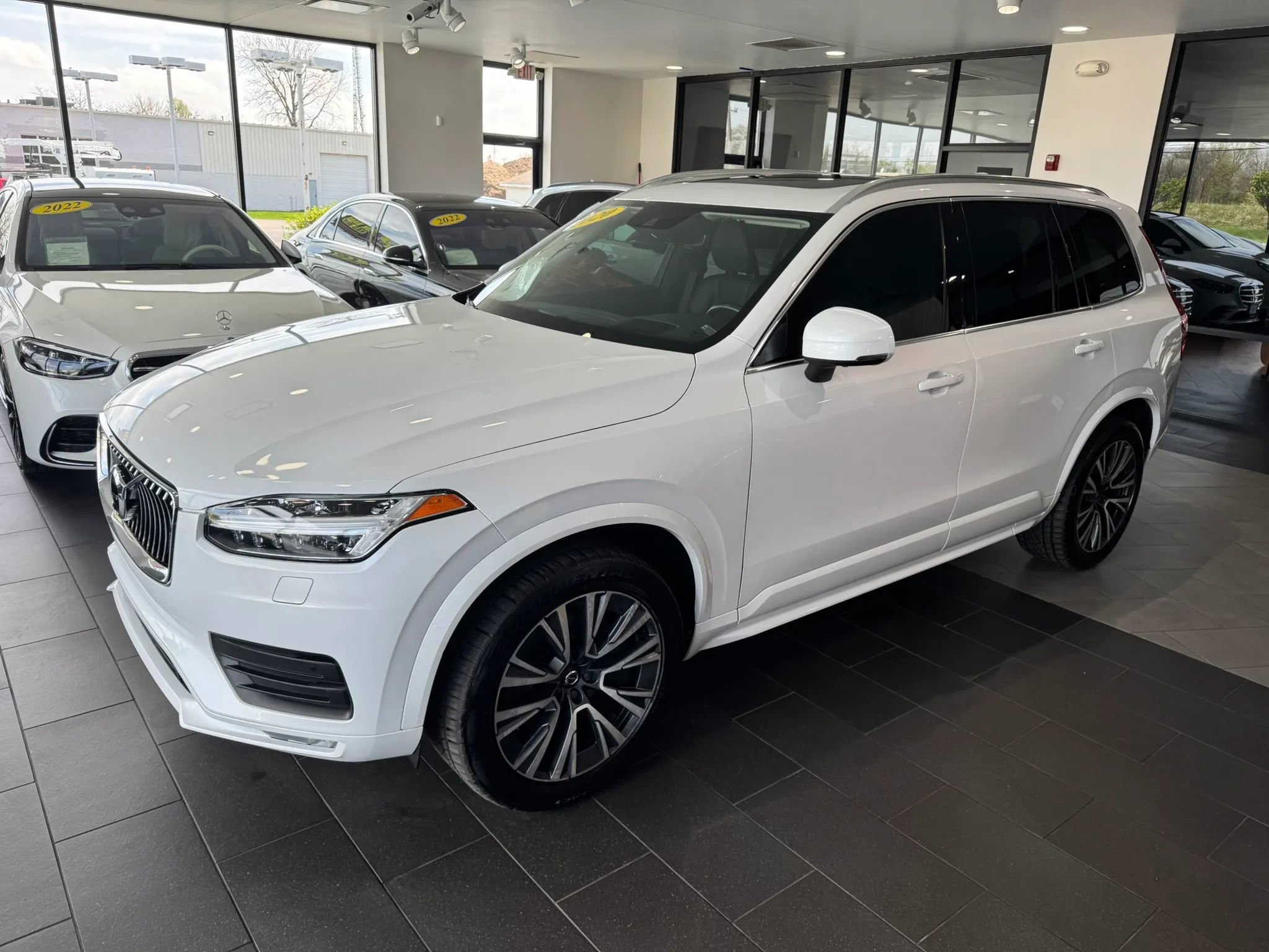 Used 2020 Volvo XC90 T6 Momentum AWD/4WD image 2