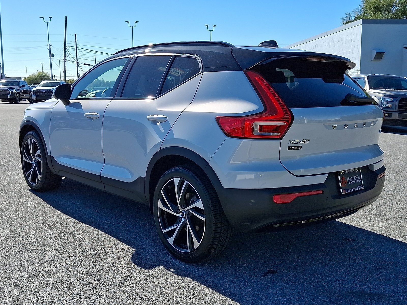 Used 2022 Volvo XC40 T5 R-Design w/ Advanced Package AWD/4WD image 5