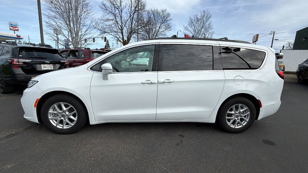 Used 2022 Chrysler Pacifica Touring-L w/ Uconnect Theater Family Group image 7