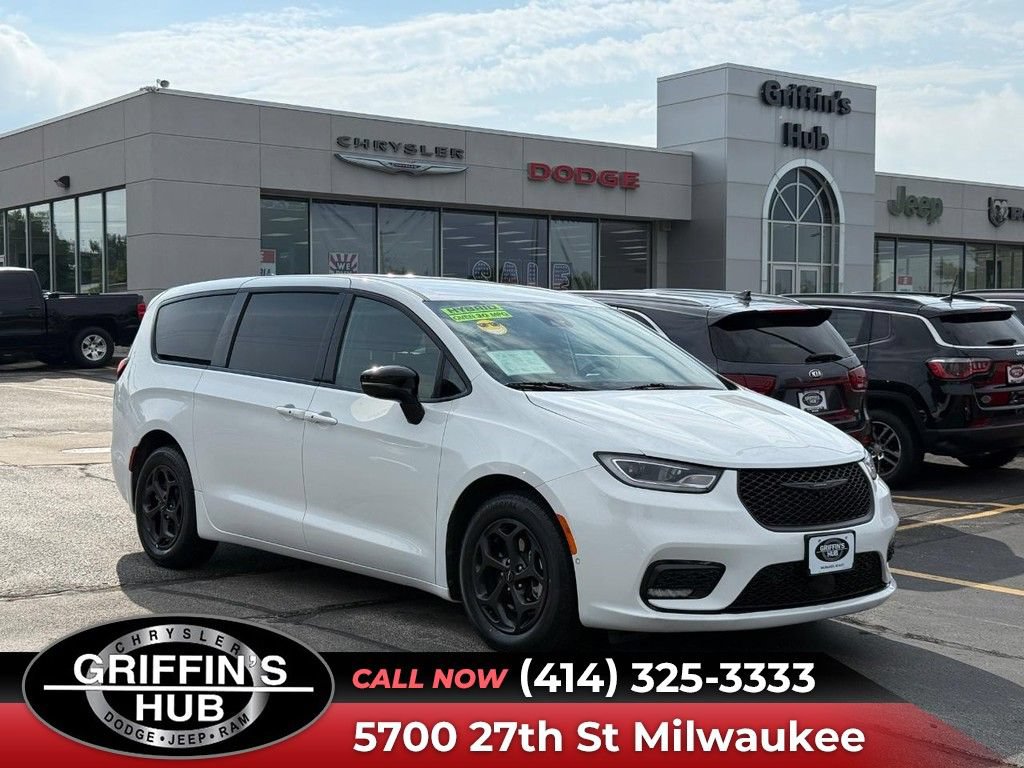 Used 2024 Chrysler Pacifica Limited FWD image 1