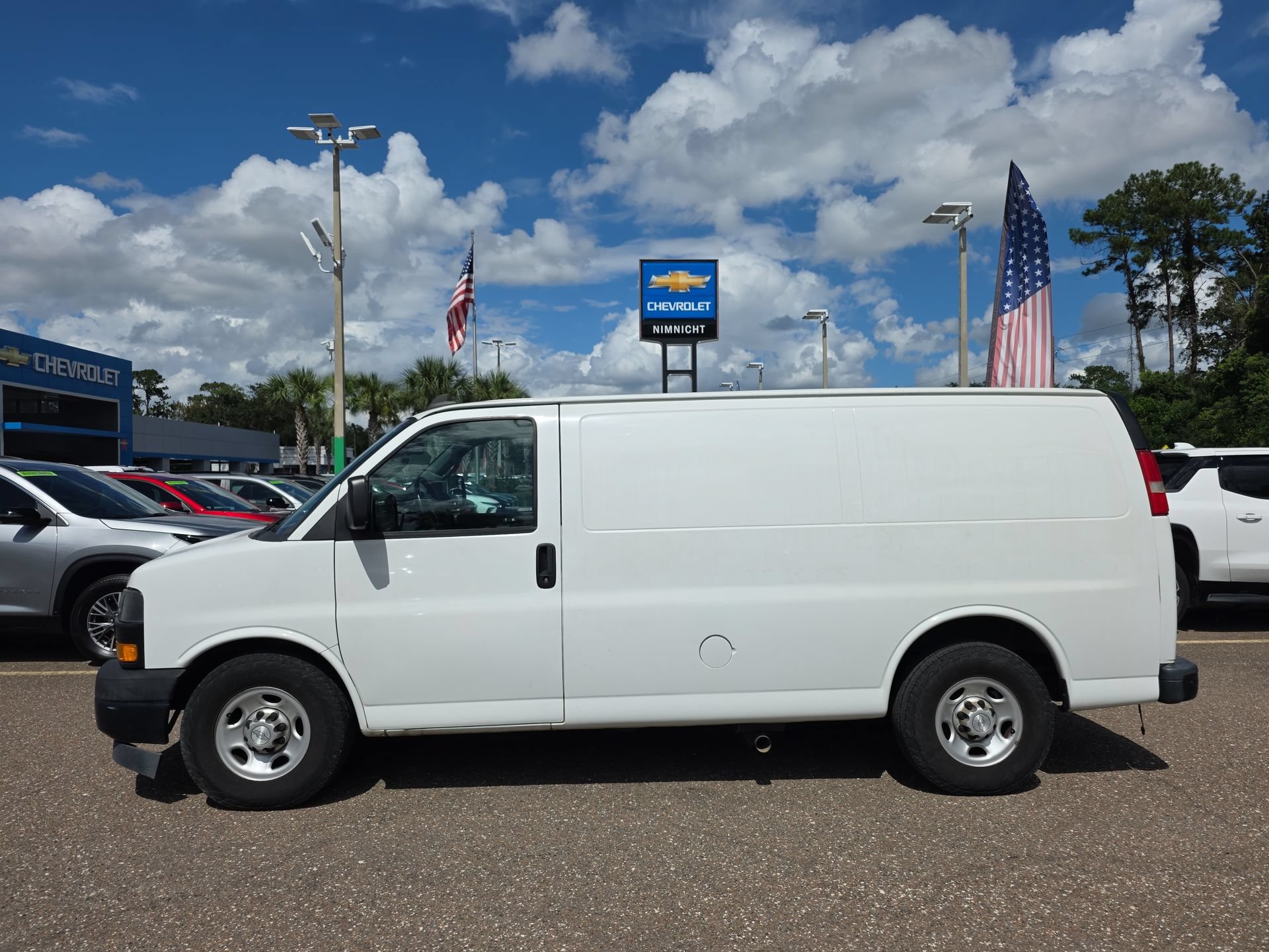 Used 2018 Chevrolet Express 2500 w/ Driver Convenience Package RWD image 13
