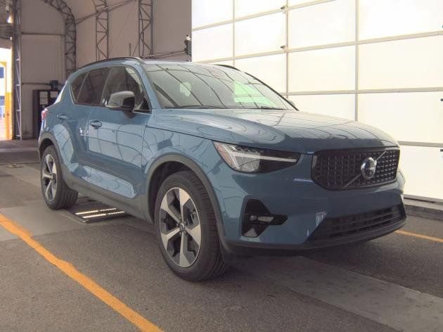 Used 2025 Volvo XC40 B5 Plus AWD/4WD image 2