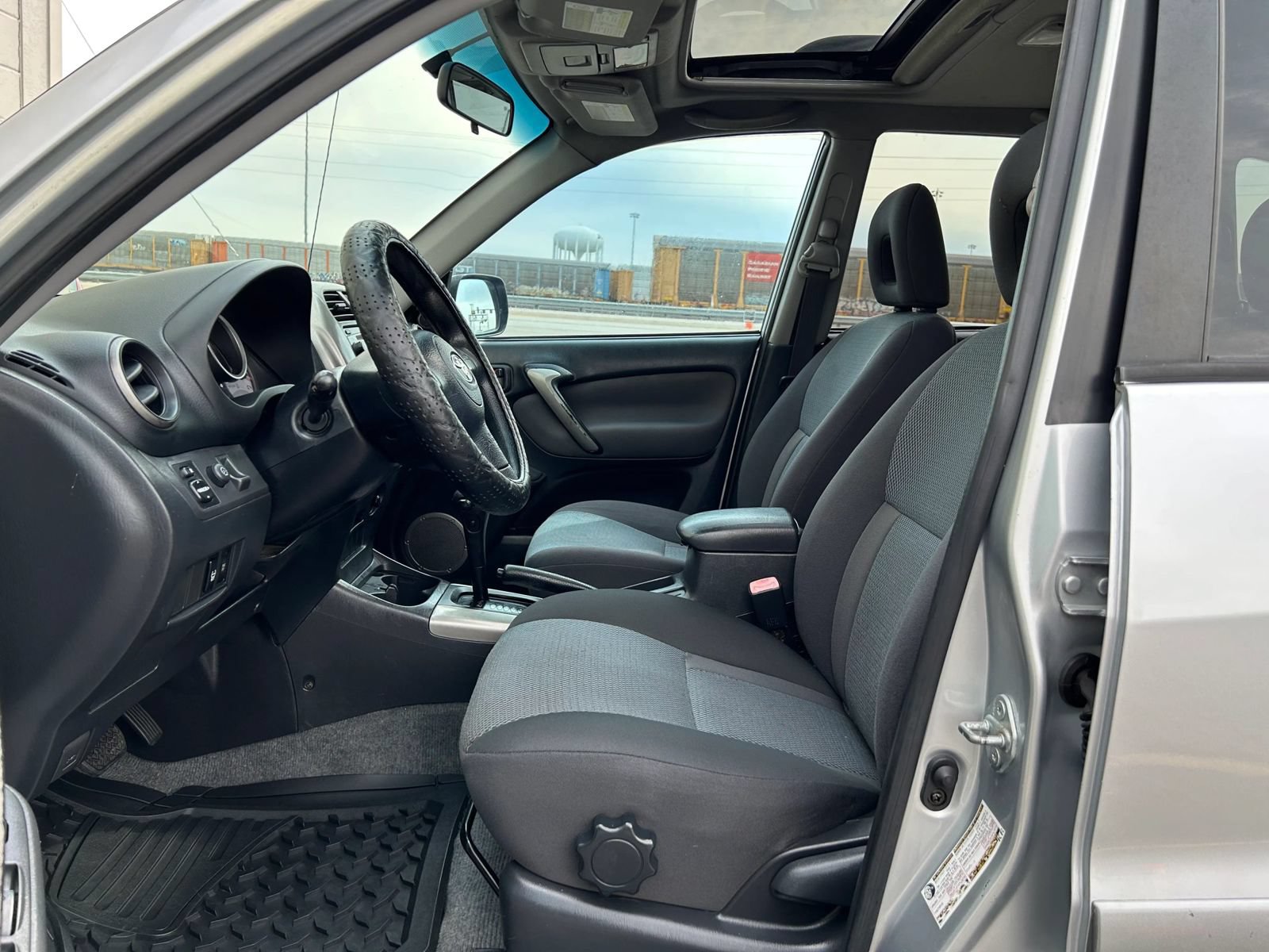 Used 2005 Toyota RAV4 2WD w/ Sport Pkg image 25