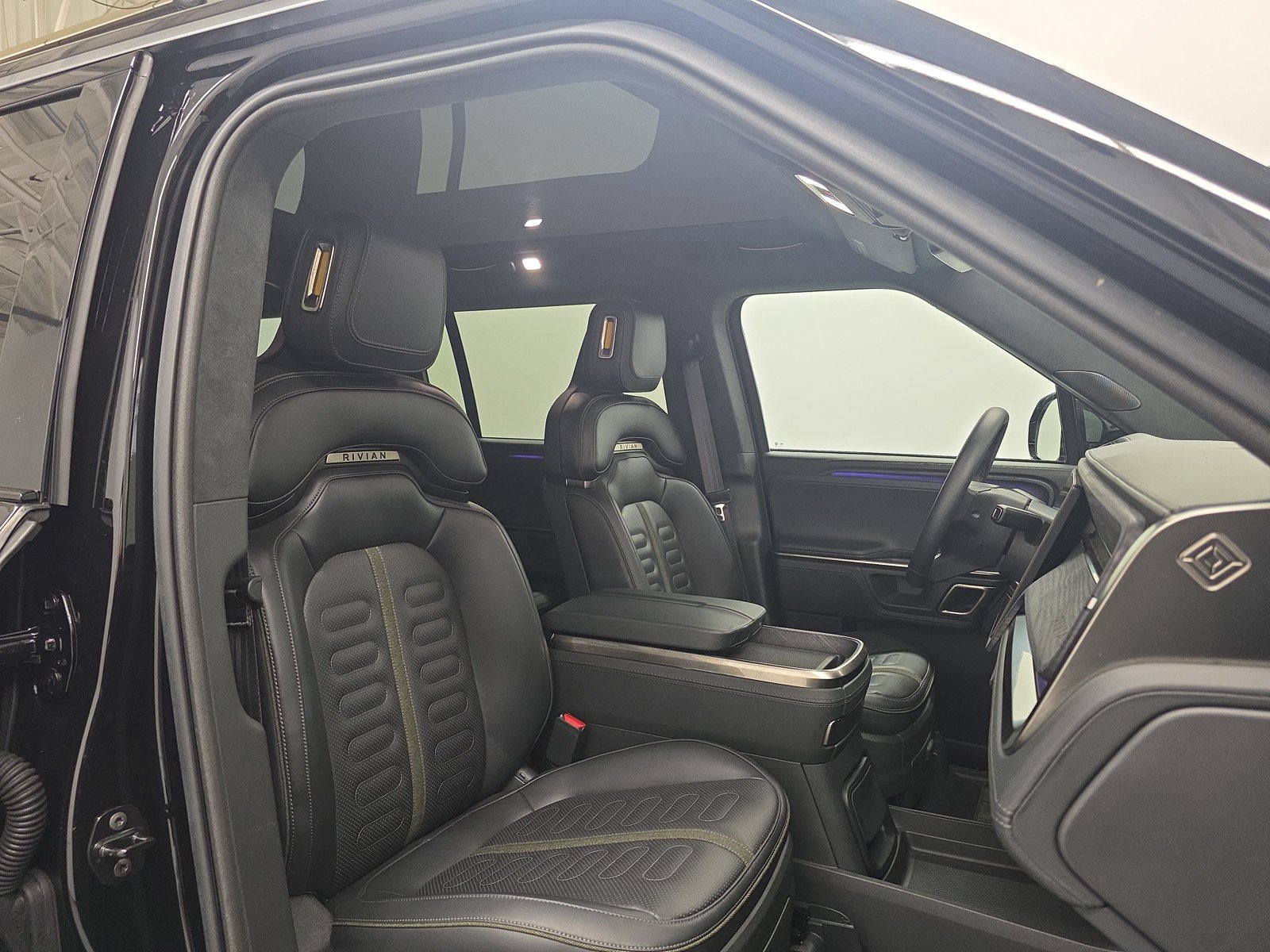Used 2024 Rivian R1S Adventure AWD/4WD image 24