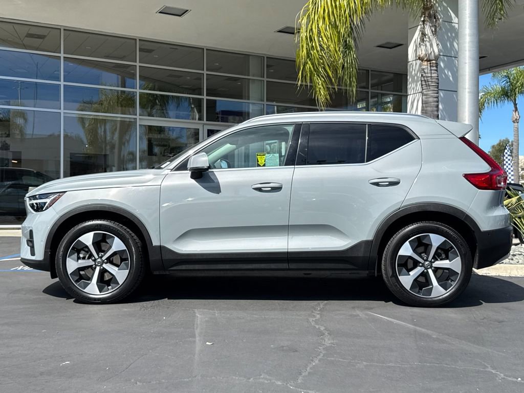 Certified 2025 Volvo XC40 B5 Plus image 2
