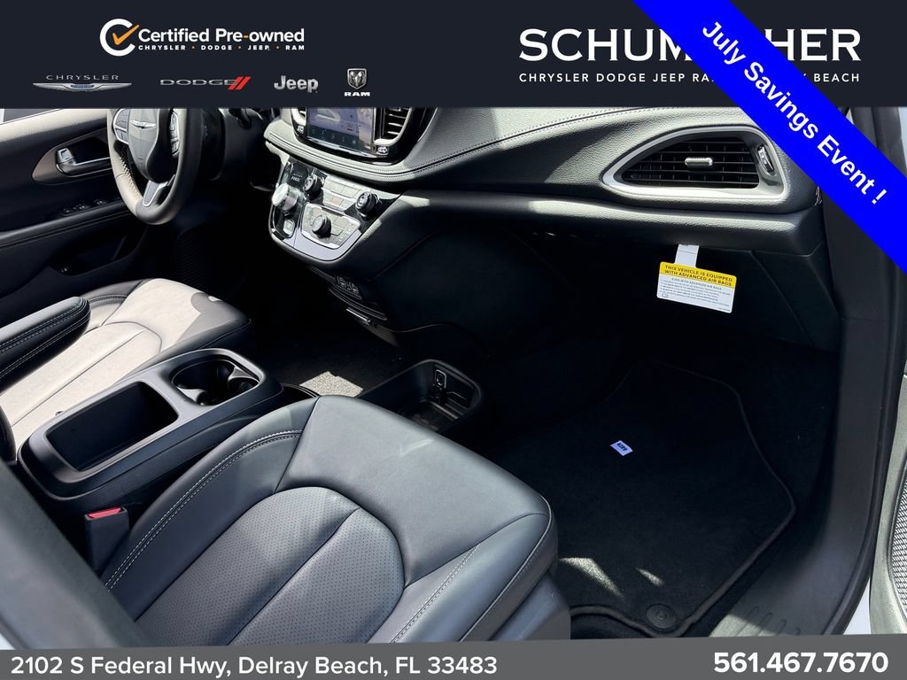 Used 2025 Chrysler Pacifica Select FWD image 18