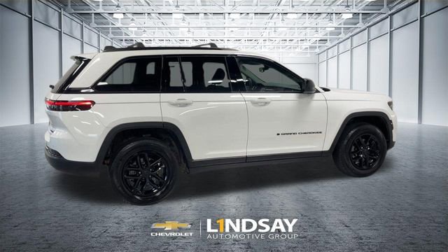 Used 2024 Jeep Grand Cherokee Laredo X AWD/4WD image 2