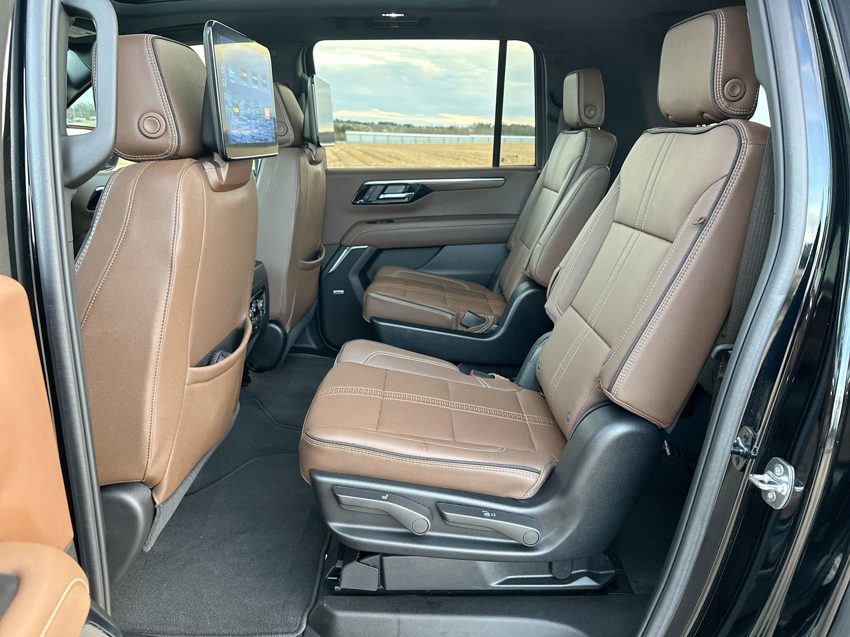 Used 2025 Chevrolet Suburban High Country AWD/4WD image 23