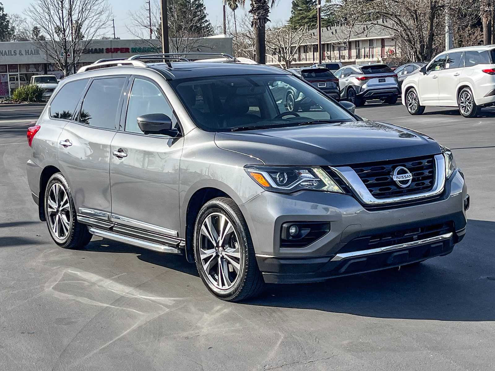 Used 2019 Nissan Pathfinder Platinum w/ Cargo Package image 3