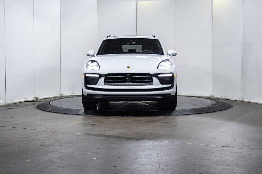 Certified 2025 Porsche Macan AWD/4WD image 10
