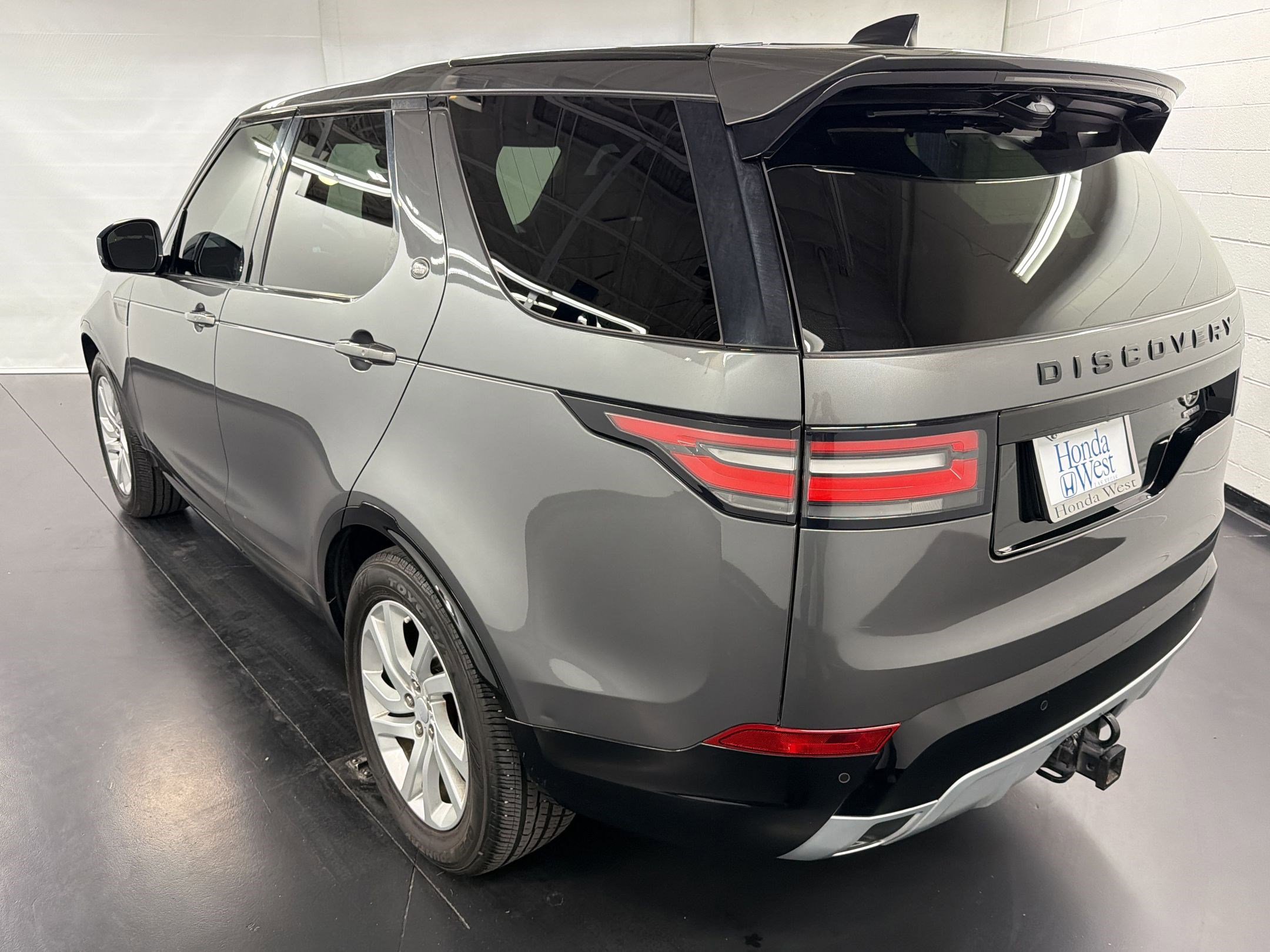 Used 2018 Land Rover Discovery HSE AWD/4WD image 3
