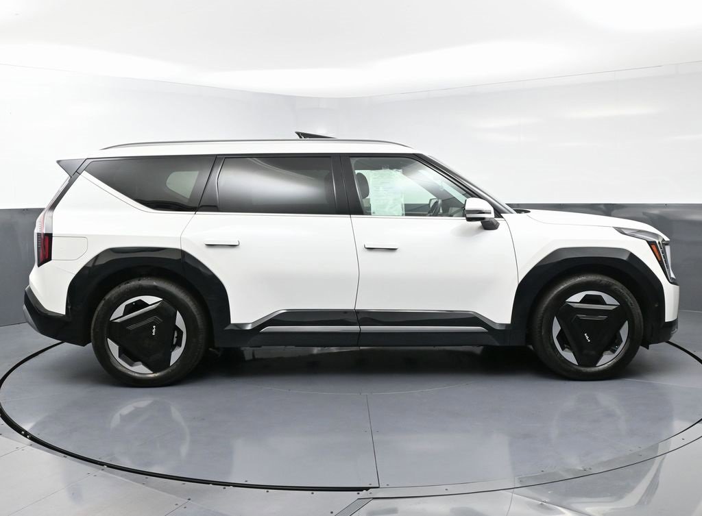 Used 2024 Kia EV9 Land image 8