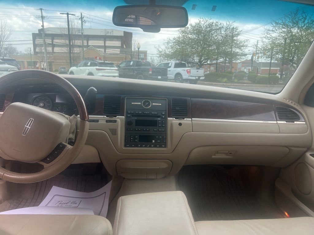 Used 2009 Lincoln Town Car Signature Limited image 10