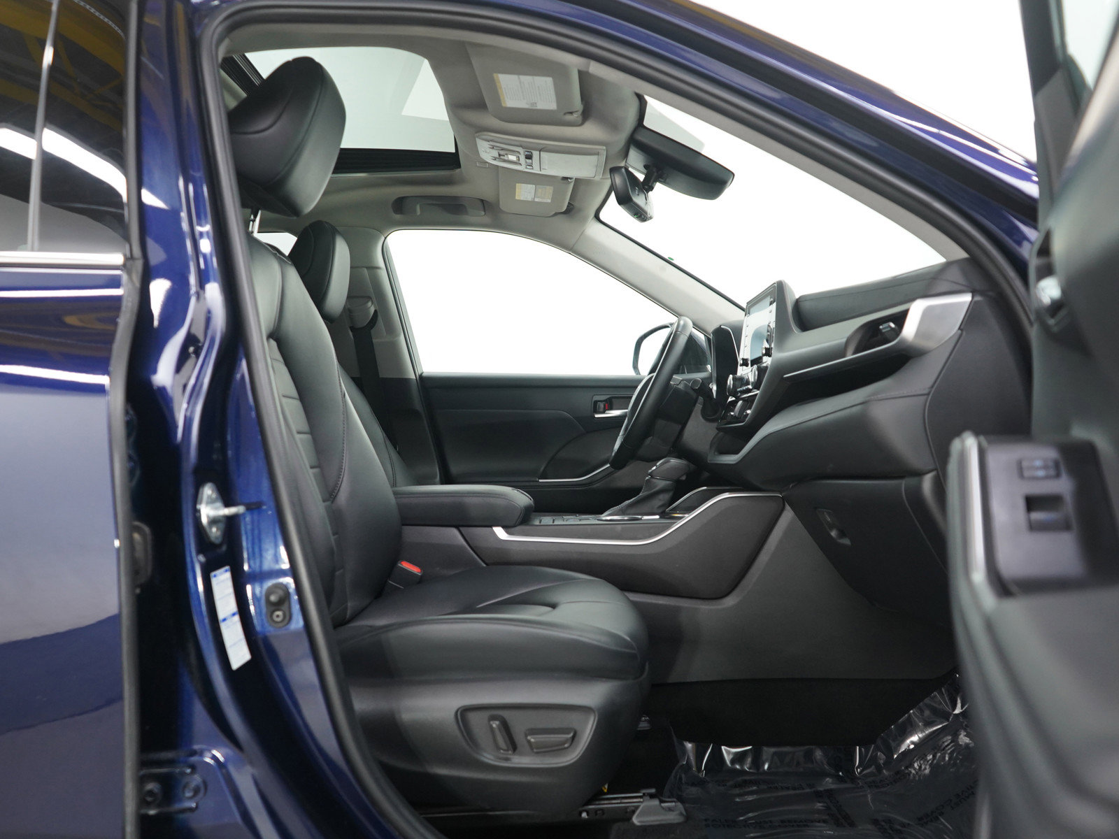 Used 2022 Toyota Highlander XLE image 12