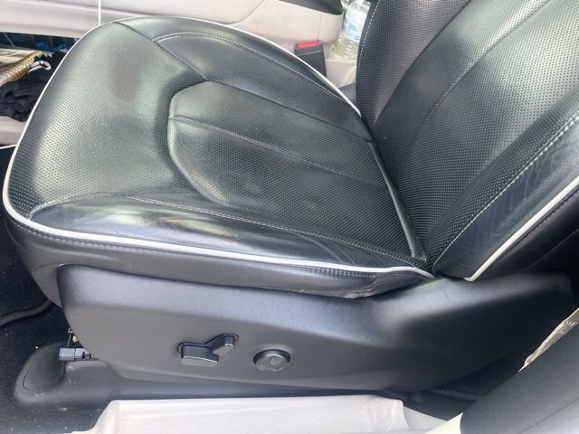 Used 2021 Chrysler Pacifica Limited w/ Uconnect Theater Family Group FWD image 8