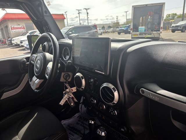 Used 2016 Jeep Wrangler Unlimited Sahara w/ Connectivity Group image 6