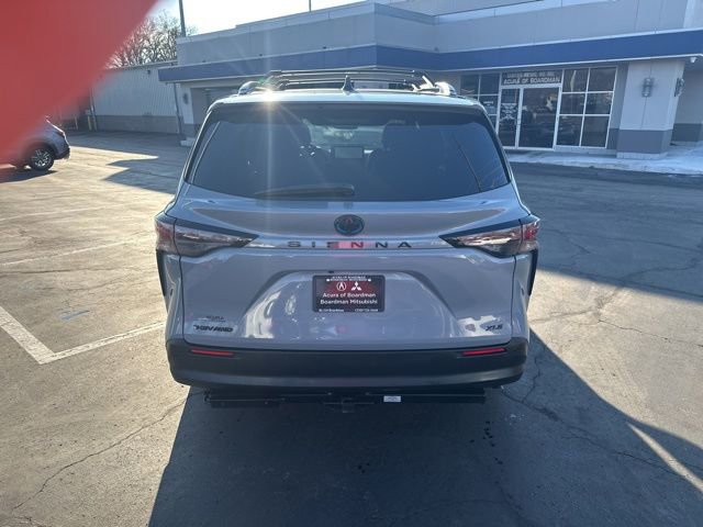 Used 2025 Toyota Sienna XLE Woodland Edition image 4