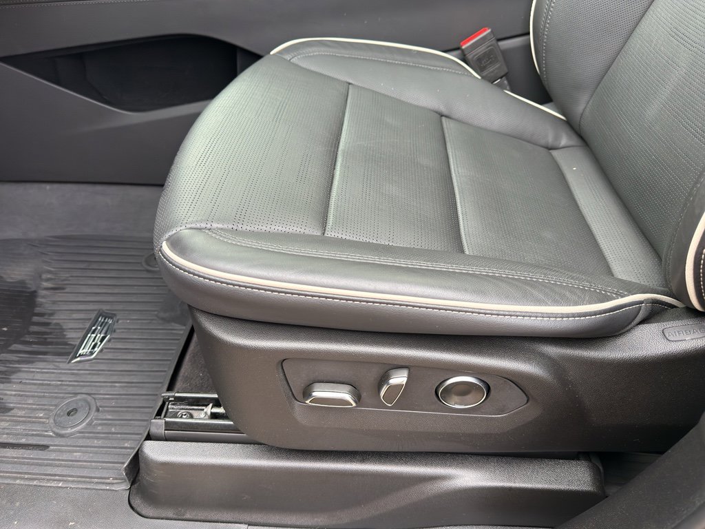 Used 2025 Cadillac Escalade Premium Luxury image 12