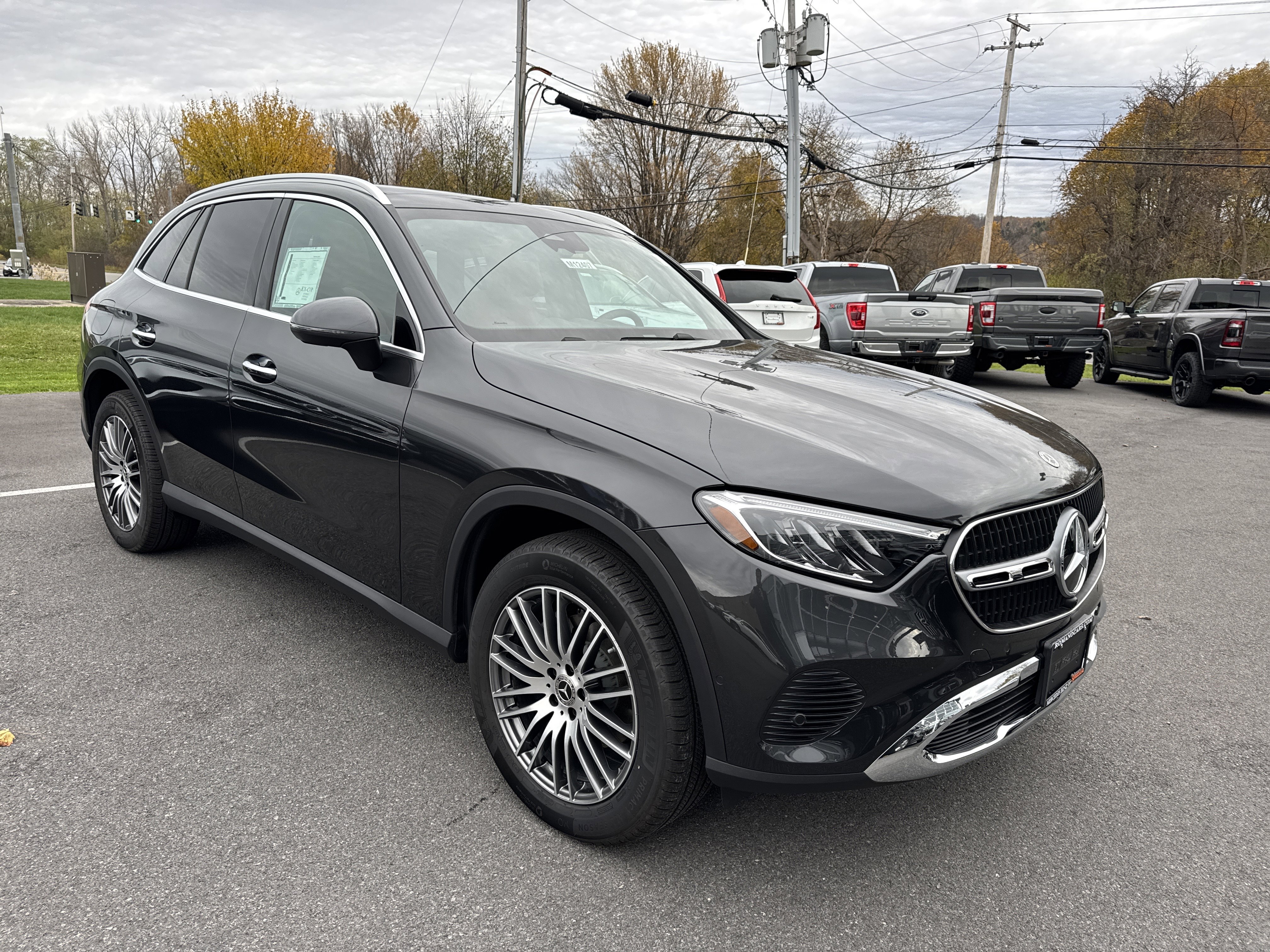 Used 2025 Mercedes-Benz GLC 300 4MATIC image 2