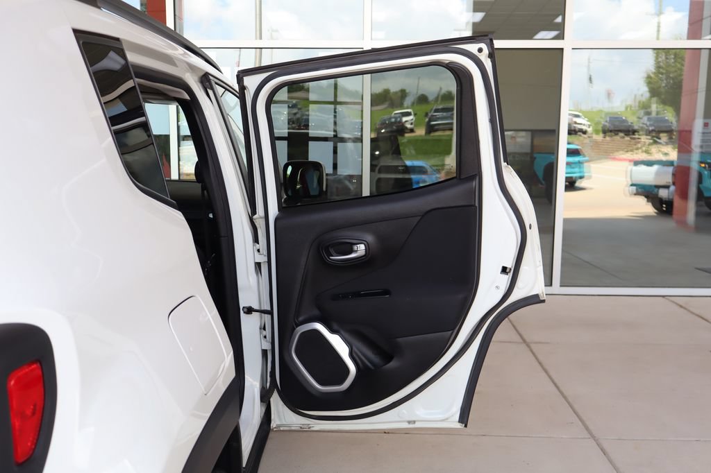Used 2019 Jeep Renegade Latitude FWD image 37