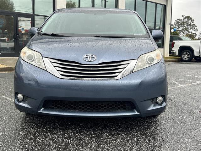Used 2017 Toyota Sienna XLE image 2
