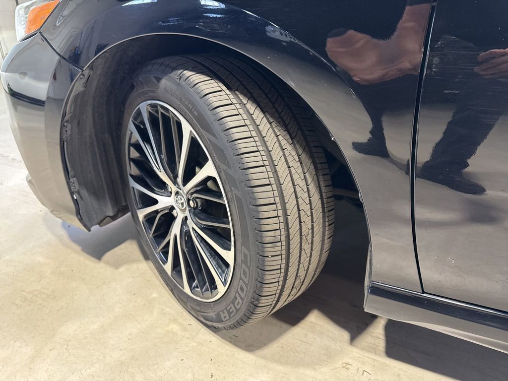 Used 2019 Toyota Camry SE w/ Convenience Package image 3