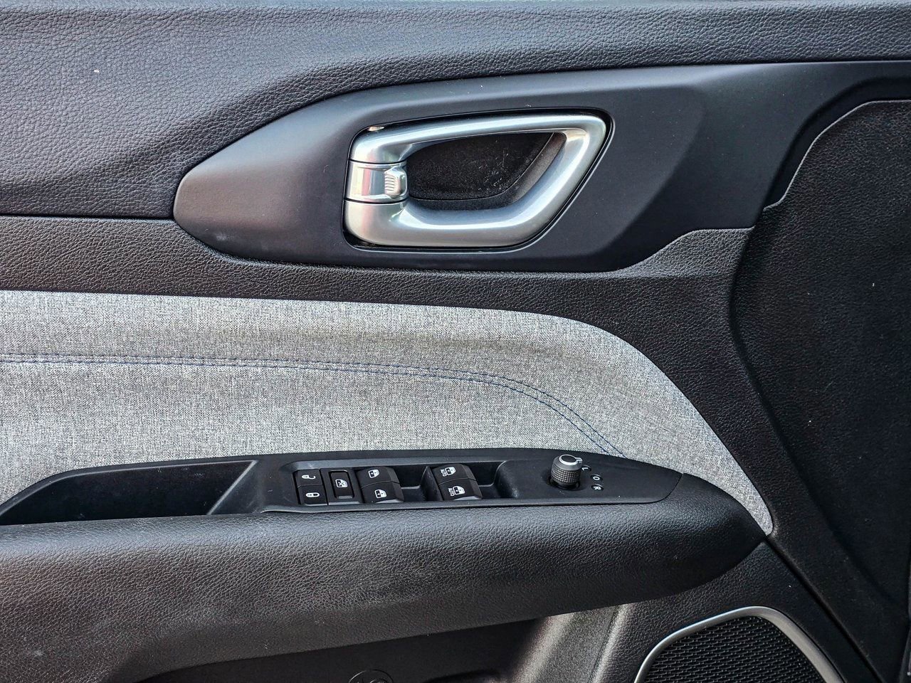 Used 2023 Jeep Compass Latitude w/ Convenience Group image 14