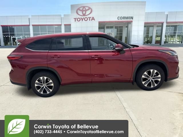 Used 2022 Toyota Highlander XLE AWD/4WD image 7