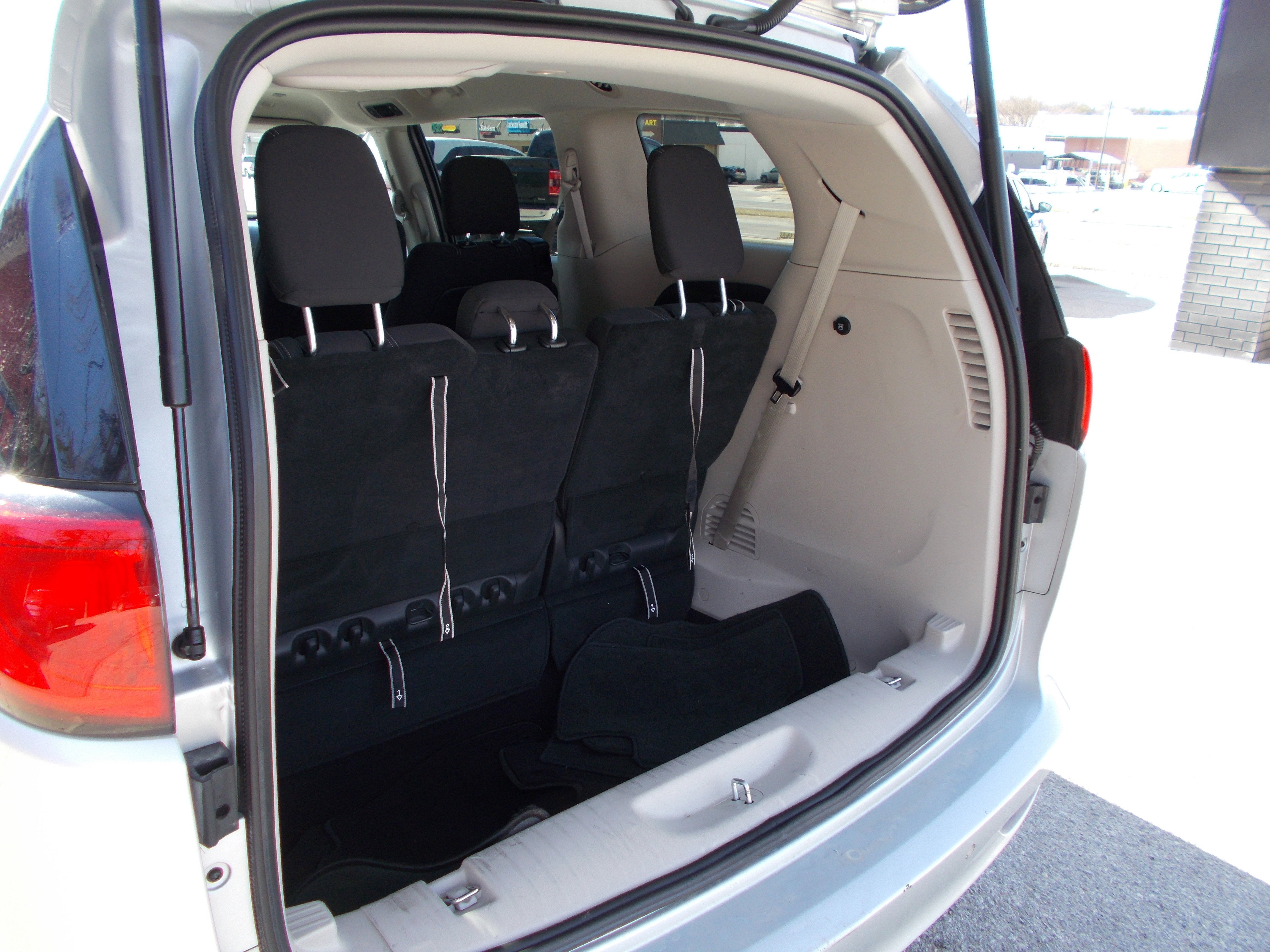 Used 2023 Chrysler Voyager LX image 10