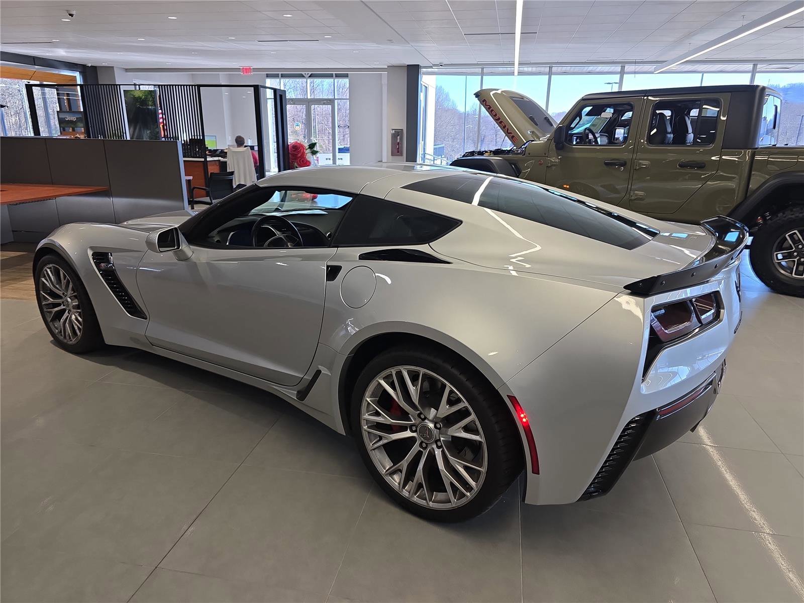 Used 2015 Chevrolet Corvette Z06 w/ 2LZ Preferred Equipment Group image 5