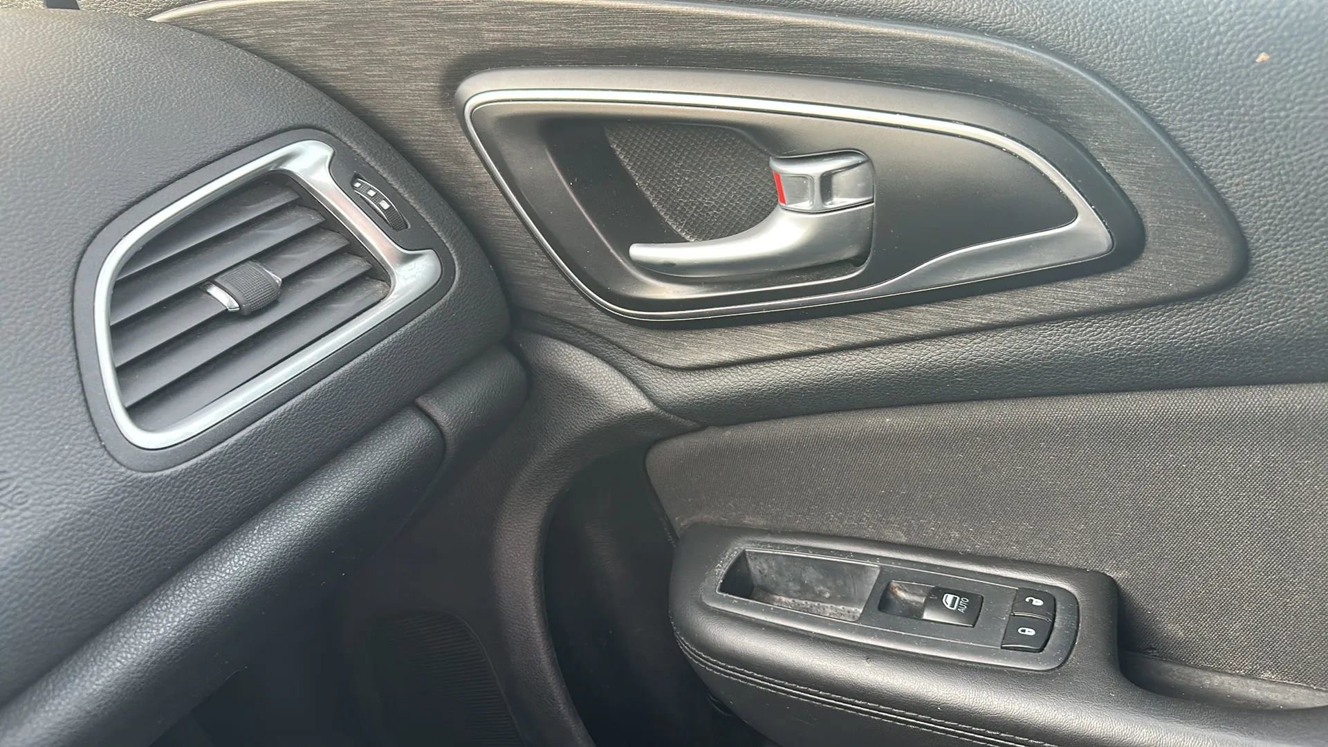 Used 2016 Chrysler 200 Limited w/ Convenience Group image 38