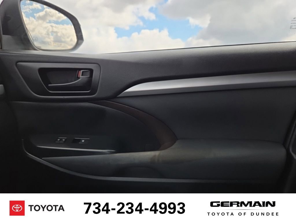 Used 2019 Toyota Highlander LE image 28