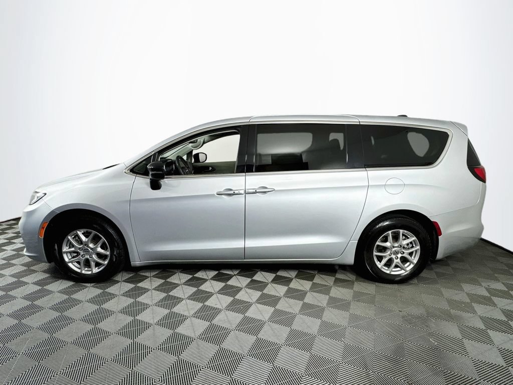 Used 2024 Chrysler Pacifica Touring-L FWD image 4