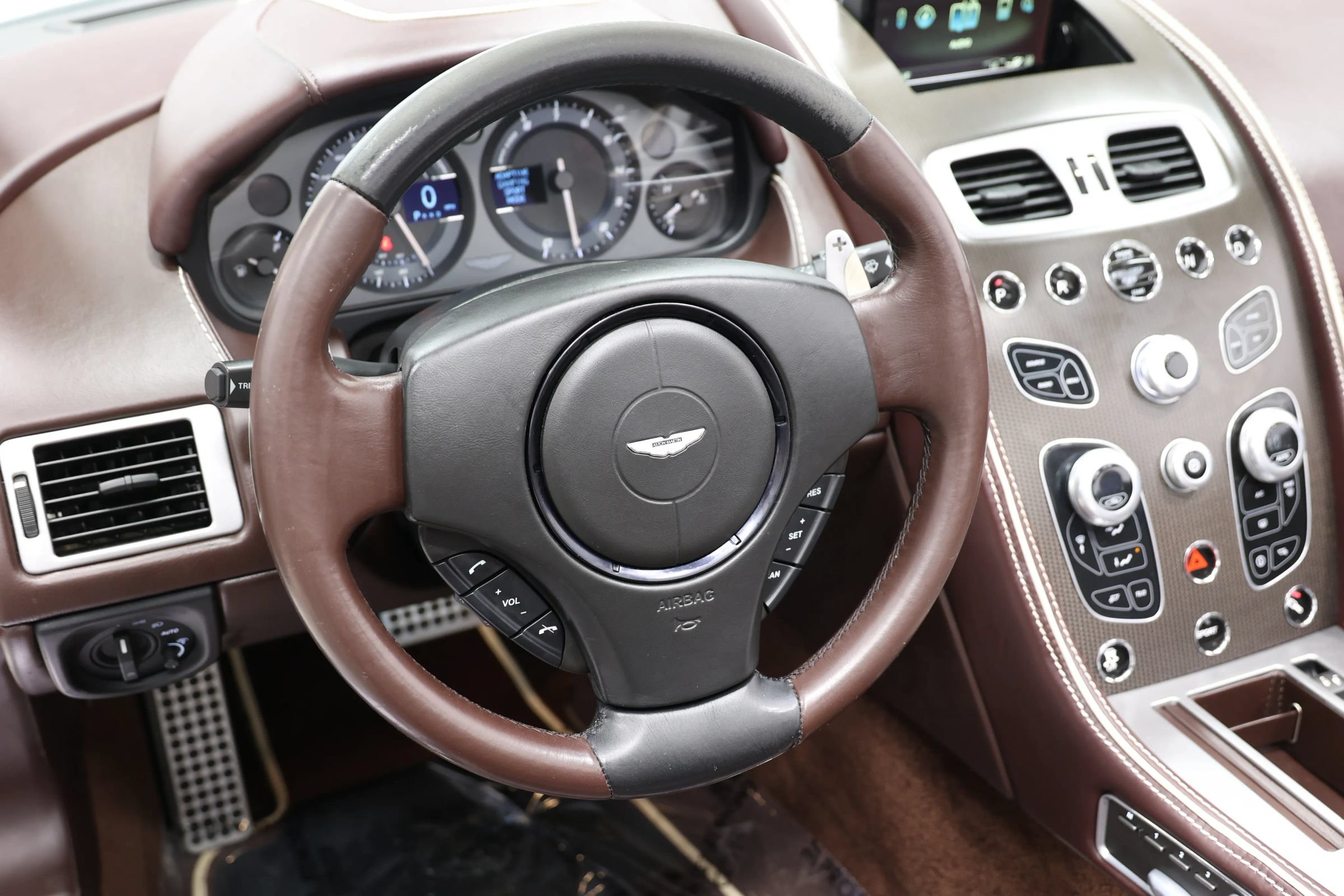 Used 2016 Aston Martin DB9 GT RWD image 25
